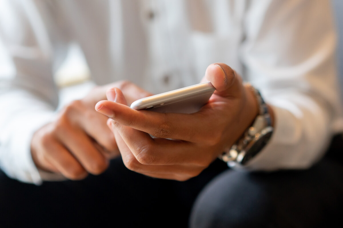 スマホを触る男性